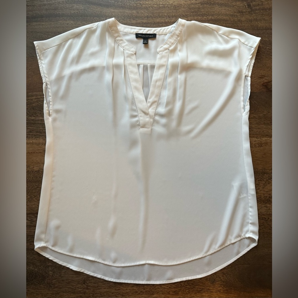 BANANA REPUBLIC WHITE CREPE SHORT SLEEVE BLOUSE SIZE MEDIUM